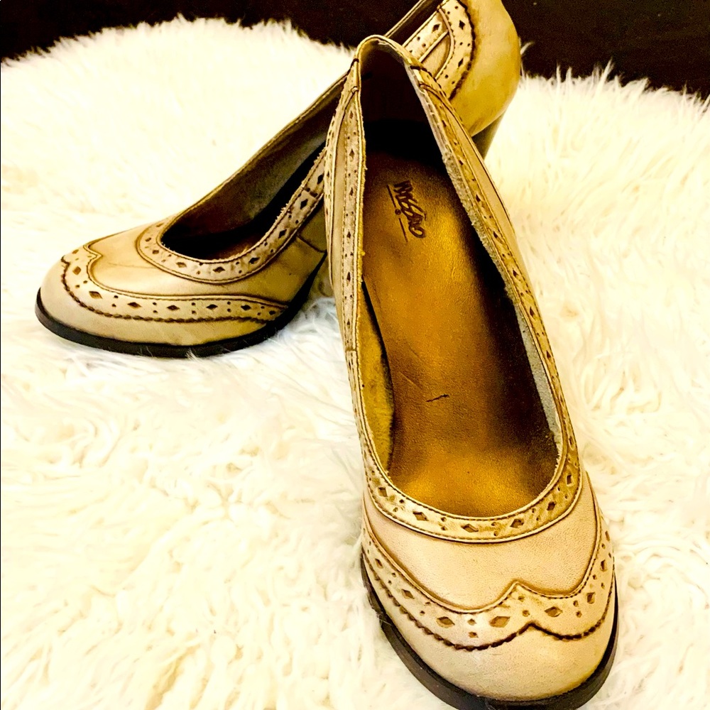 Womens gently worn beige pumps